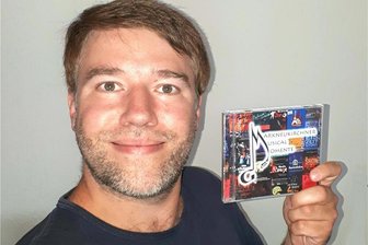 Musical-Momente des Markneukirchner Gymnasiums gibt es jetzt auf CD - Musiker Sebastian Wildgrube zeigt stolz die neue CD Markneukirchner Musical-Momente. Dabei handelt es sich um eine Live-Aufnahme des Best Of-Musical-Konzertes des Markneukirchner Gymnasiums vom letzten Sommer in Bad Elster.