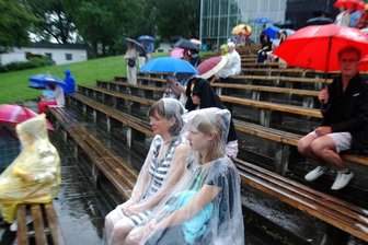 Musical-Probe in Plauen: Starkregen über dem Parktheater - Theaterfans sind hart im Nehmen: Unbeeindruckt vom Dauerregen harrten sie am Sonntagvormittag im noch nicht überdachten Parktheater aus, um einen ersten Einblick vom Musical "Hello, Dolly!" zu erhalten.