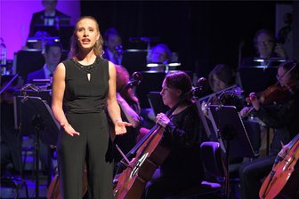 Musical-Schauspielerin Anna Burger in ihrer ersten großen Rolle am Freiberger Theater: „Eine meiner Traumrollen ist die Päpstin.“ - Anna Burger spielt „Die Päpstin“, das Stück wird 2024 auf dem Spielplan stehen. Hier singt sie bei der Spielzeiteröffnung am Mittelsächsischen Theater in Freiberg