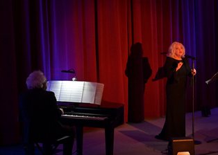 Angelika Milster in der "Neuen Welt" in Zwickau.  Am Klavier Harald Lierhammer.