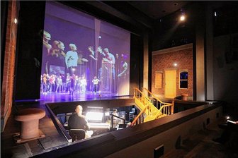 Musical von Sting erlebt Zwickau-Premiere - Bei der ersten Probe auf der Bühne im Zwickauer Gewandhaus waren die Schauspieler noch nicht im Kostüm. Im Vordergrund am Keyboard ist Sebastian Undisz, Musikalischer Leiter Schauspiel.