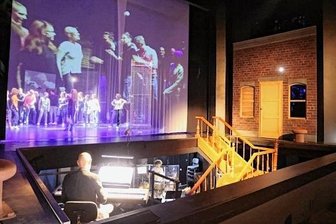 Musical von Sting erlebt Zwickau-Premiere - Bei der ersten Probe auf der Bühne im Zwickauer Gewandhaus waren die Schauspieler noch nicht im Kostüm. Im Vordergrund am Keyboard ist Sebastian Undisz, Musikalischer Leiter Schauspiel. 