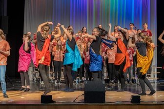 Musicalcamp endet mit Aufführung im Neuberinhaus - Das "Musical 77" wurde am Mittwochabend von 65 Jugendlichen aufgeführt.