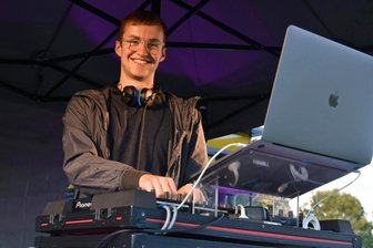 Musicmoritz legt zum Stadtkonzert im Freibad Elstergarten auf - 