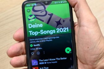 Musik aus der Maschine: Wie künstliche Intelligenz unseren Musikgeschmack beeinflusst - Ist das hier nur das digitale Echo des selbstbewussten Ichs - oder bereits ein Feedback von Algorithmen, die uns sagen, was wir mögen? 