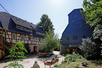 Musik, buntes Licht, Film und Kunst in der altehrwürdigen Langenchursdorfer Mühle - 