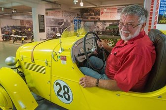 Musik der Motoren - Museumsgründer und Autonarr Frieder Bach in einem seltenen Ifa-DKW-Rennwagen vom Typ F8 MSG, was für "Motorsportgemeinschaft" steht. Von dem Fahrzeug wurden 1949 im alten Zwickauer Audi-Werk nur vier Stück gebaut. Dieses hier steht heute im "Museum für sächsische Fahrzeuge" in Chemnitz.