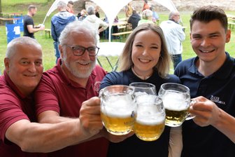 Musik, Feste und Weltmeisterschaft in Freiberg: Die schönsten Bilder vom Wochenende - Sommerfest auf der Halde in Zug. Im Bild die „Macher“ (v.l.): Dietmar Weiske, Gerd Bellmann, Mileen Bellmann und Felix Fröbel.