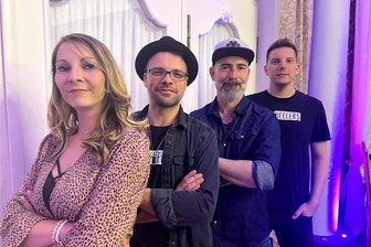 Musik gegen Weihnachtsspeck: Auerbacher Band rockt Kapelle Neuensalz - Bewegung tut gut nach den fetten Tagen: The Wheelers laden zum Weihnachtstanz in die Kapelle Neuensalz ein.