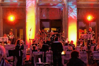 Musik, Historie, Feuerwerk: Bergmusikkorps lässt es in Hohndorf leuchten - Beim 1. "Glück-Auf-Leuchten" erstrahlte die Oelsnitzer Stadthalle im farbigen Licht. 