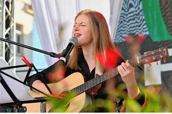 „Musik im Laden“ lockt nach Reichenbach - Gesangstalent Hannah Gruschwitz, hier beim Reichenbacher Kultursommer 2021, tritt am Freitag bei Claudia Damisch - Die Friseure in der Zwickauer Straße 22 auf.