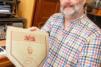 Musik kommt von der Rolle - Jörg Einert zeigt eine Notenrolle, die Edvard Grieg im Jahr 1906 bei der Leipziger Firma Hupfeld eingespielt hat.