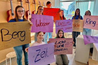 Musik liegt in der Luft: Diese Schule im Erzgebirge bekommt zum 20. Geburtstag ihre eigene Hymne - Besonderes Ständchen: Aus 20 Jahresthemen entsteht eine Hymne für die evangelische Oberschule in Schneeberg.