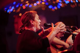 Musik mit Bratpfanne und Mörser: Spanische Gruppe Vigüela begeistert bei Folkherbst im Plauener Malzhaus -