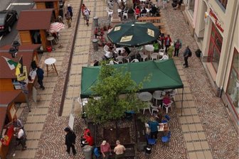 Musik, Mode und Tanz: Eibenstock feiert Sommerfest auf dem Postplatz - Blick auf den Postplatz.