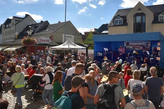 Musik-Neinerlaa in Bergstadt im Erzgebirge: Live-Auftritte auf neun Bühnen - In Ehrenfriedersdorf wird am Samstag zum Musik-Neinerlaa (Archivfoto) eingeladen.