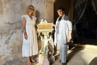 Musik ohne Grenzen: Wie Lengefeld und Platten zusammenfinden - Bürgermeisterin Iveta Rabasová Houfová (l.) und Petra Pfeiffer vom Lengefelder Orgelverein stehen an dem böhmischen Lesepult, das für die Plattener Kirche erworben wurde.