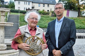 Musik-Professor schenkt Museum in Markneukirchen historisches Waldhorn - Prof. Peter Damm, von 1986 bis 2018 Präsident des Internationalen Instrumentalwettbewerbs Markneukirchen, hat dem Musikinstrumentenmuseum ein historisches Waldhorn geschenkt. Er übergab es am Montag an den Museumsmitarbeiter Mario Weller. 