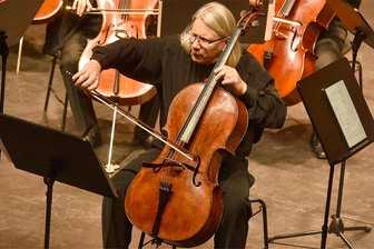 Musik: Rekordteilnehmerzahl zu Jubiläum in Bad Elster - Spitzencellist Peter Bruns ist mit Generalmusikdirektor Florian Merz künstlerischer Leiter der Meisterkurse.