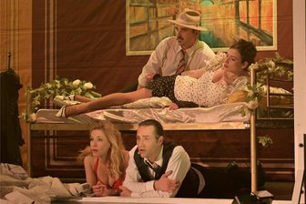 Musik-Theater mit Stefanie Hertel begeistert Publikum im Erzgebirge - Im Bürgergarten in Stollberg ist das Musiktheater-Stück „Ganz Paris träumt von der Liebe“ aufgeführt worden. Vorn links Stefanie Hertel.