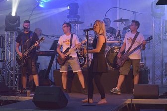 Musik und Strampeln beim Schwimmbadfest in Markneukirchen - Am Freitagabend spielte die Band „Halb so wild“.