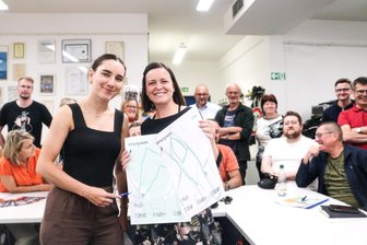 Musik- und Vereinsfest im Erzgebirge mit Tischtennis, Türmerruf und Thumult - Leni Wolf vom LSV Waldfrieden Thum (l.) stellt zusammen mit Claudia Haase vom Verein Jugendblasorchester dem ehrenamtlichen Organisationsstab des Festes den neuen Lauf „Dreiklang fit“vor.