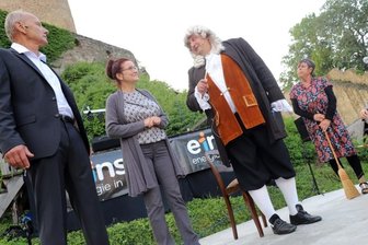 Musik, Witz und Akrobatik auf einer in Licht getauchten Burg - Würdigten das neue Silbermann-Museum: Die Miskus-Mimen Hans Mühler, Irina Schädlich, Thomas Kühn, Verena Kermes und Luise Kästner (v. l.).