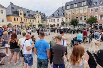 Musik zum Sommeranfang in Annaberg-Buchholz - Auf dem Annaberger Markt kamen Dutzende Menschen zusammen, um dem Nachwuchsensemble des Bergmusikkorps zu lauschen.