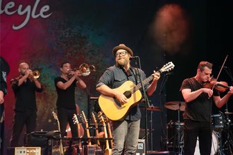 Musikalisch grandios: Darum hat Musiker Gregor Meyle am Samstagabend in Bad Elster neue Fans gewonnen - Musiker Gregor Meyle (Mitte) und seine Band traten zum dritten Mal im Naturtheater in Bad Elster auf.