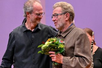 Musikalische Ehre für Morgners Mensch - Michael Morgner (rechts) war sichtlich gerührt nach der Aufführung der Komposition "Ecce Homo" von Thomas Stöß im bis auf den letzten Platz gefüllten Saal der Musikschule.