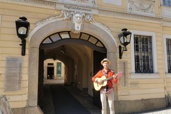 Musikalische Führung durch die Plauener Altstadt - Marvin Schaarschmidt lädt am Freitag zu einer musikalischen Führung durch die Plauener Altstadt ein.