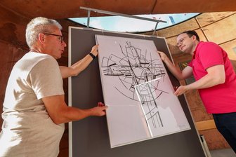 Musikalische Lesung zur Ausstellung „Geheimnis Glaube“ in der Kirche St. Pius X. Hohenstein-Ernstthal - Fabian Winderlich und Matthias Weise bei der Vorbereitung der Ausstellung.