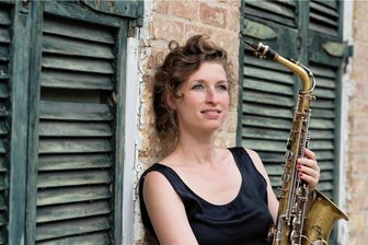 Musikalische Seelen treffen sich zu den 47. Jazztagen in Freiberg - Die Schweizer Musikerin Nicole Johänntgen und ihre Band Henry III spielen am Freitag im Freiberger Theater und erinnern an eine groovige Marching Band.
