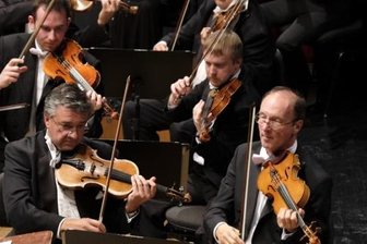 Musikalische Vielfalt im Dienste des Guten - Die Musiker der Vogtland Philharmonie unter Leitung von David Marlow.