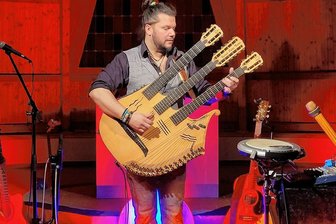 Musikalische Weltreise mit Vicente Patíz - Vicente Patíz an der 42-saitigen Harfengitarre.i