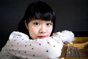 Musikalischer Donnerstag im oberen Vogtland - Pianistin Tiffany Poon ist Solistin beim Konzert des Moritzburg-Festival-Orchester im König-Albert-Theater.