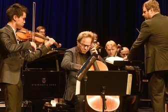 Musikalischer Hochgenuss im Theater - Das Moritzburg Festival Orchester spielte im König-Albert-Theater Bad Elster. Im Foto (von links): Kevin Zhu (USA), Jan Vogler (Dresden) und Dirigent Josep Caballé Domenech (Spanien). 