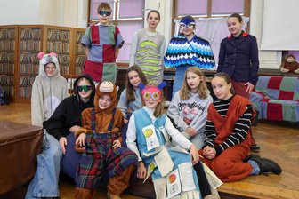 Musikalischer Märchenkrimi: Letzte Aufführung in Lichtenstein am Freitag - Schülerinnen und Schüler der Klassenstufen 6 und 7 des Gymnasiums stehen beim musikalischen Märchenkrimi auf der Bühne – für einige ist es die erste Schauspielerfahrung.