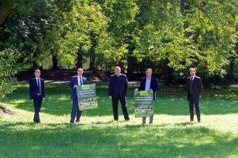 Musikalischer Parkspaziergang als großes Kulturevent im Vogtland - Kultur und Natur gehen beim musikalischen Stadtparkspaziergang eine Symbiose ein. Verschiedene Akteure sind im Boot, hier vertreten durch: Andreas Hostalka von der Volksbank, Bürgermeister Steffen Zenner, Theaterintendant Roland May, Jörg Leitz vom Konservatorium und Generalmusikdirektor Leo Siberski (von links).