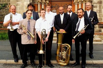 Musikalisches Doppeljubiläum wird ab Dreikönigstag in Bad Elster gefeiert - Ein Zeitdokument: Zu 40 Jahren Posaunenchor Bad Elster stellte sich der Klangkörper am 31. Mai 2003 zur Vesper in der Trinitatiskirche für ein Foto des "Freie Presse"-Bildreporters vor die Kirche. 