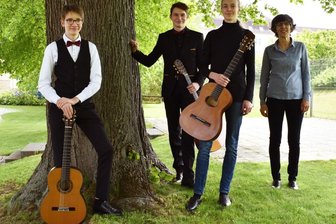 Musikalisches Erfolgsquartett: Bundespreise für Mittelsachsen - Marko Dorotsky, Theodor Dorotsky und Jaron Rittmeister (v. l.), hier mit ihrer Gitarrenlehrerin Martina Bunk, erspielten sich vordere Plätze im Bundeswettbewerb "Jugend musiziert".