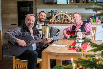 Musikalisches Erzgebirge: Wenn aus Engeln Dreckfinken werden - Sitzen gern und oft zusammen in ihrer „Hutzenstub“: Holger Rockstroh, Christian Pfüller und Dirk Wölfl (von links). Die drei Vollblutmusiker wandeln seit kurzem auf neuen musikalischen Pfaden und sind als „Sauberger Draackfink‘n“ unterwegs.