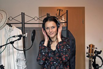 Musikalisches Multitalent aus Westsachsen: „Ich würde so gern mal Nina Hagen treffen“ - Im Gesangsstudio in ihrer Wohnung in Ruppertsgrün schreibt Manuela Klemm auch eigene Songs, die unter anderem bei Konzerten ihrer Band Madam Manü gespielt werden.