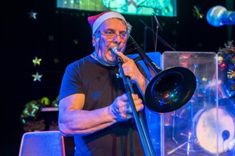 Musikalisches Urgestein aus dem Vogtland feiert Bühnenjubiläum - Als faule Schüler noch Ohrfeigen bekamen - Joachim Tiepmar steht seit 60 Jahren auf der Bühne.