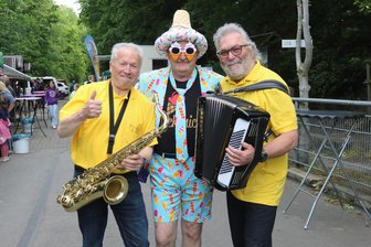 Musikanten „spielen“ die Regenwolken am Hetzdorfer Viadukt fort - Ihnen ist die Gute Laune anzusehen: Die Musiker Roberto Grießbach (l.) und Peter Weiß (r.) sowie Gastronom Thomas Ufer (m.) waren bei der Party auf dem Hetzdorfer Viadukt dabei.