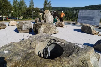 Musikbrunnen in Bad Schlema: Nach umfangreicher Sanierung startet vierwöchiger Testbetrieb - Die Basaltblöcke des Musikbrunnens stehen schon wieder an ihrem ursprünglichen Ort. Die Wasseranlage soll am 5. September in den Testbetrieb starten.