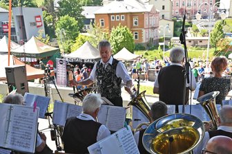 Musiker aus dem Erzgebirge erinnern an „König der Blasmusik“ - Die Musiker der Erz-Böhmischen Blasmusik beim Bierfest in Bärenstein.