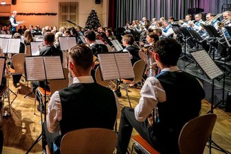 Musiker aus dem Erzgebirge jagen letztes Einhorn - Die Bläserphilharmonie Thum unter Leitung von Thomas Conrad während eines Weihnachtskonzerts 2022.