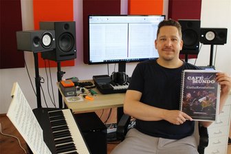 Musiker aus dem Vogtland arrangiert „Highway to Hell“ für große Tournee - Christian David Rheber in seinem Mühltroffer Studio. Seit Februar arbeitete der Musikproduzent an 14 Rock- und Pop-Titeln, die er für das Doppelkonzert von „Café del Mundo“ mit der neuen Philharmonie Frankfurt arrangierte.