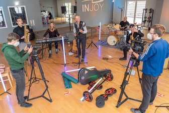 Musiker aus Falkenstein schöpfen langsam Hoffnung - Kameramann Matthias Ditscherlein (vorn, rechts) aus Rodewisch und Sarah Klare (vorn, links) filmen das Konzert der Band Sevenheat im Fitnessstudio.